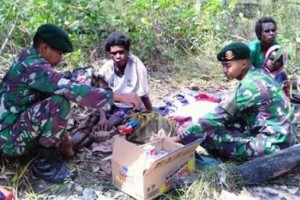 prajurit Satgas Pamtas RI-PNG Yonif MR 411/PDW Kostrad, khususnya Pos Yakyu saat membantu persalinan seorang warga di tengah hutan